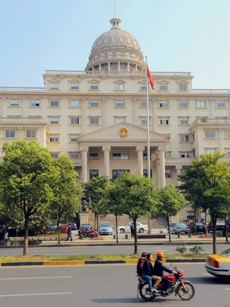 2012年11月4日 中国東部江蘇省無錫市の連邦議会議事堂に似た無錫ハイテク開発区の人民裁判所のオフィスビルの眺め 2012年11月4日 — ストック写真