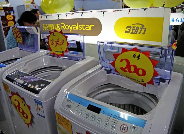 Китайские Покупатели Покупают Стиральные Машины Royalstar Компании Hefei Rongshida Sanyo — стоковое фото