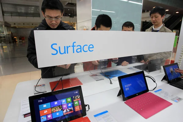Chinese Shoppers Probeer Microsoft Surface Pro Tablet Een Huishoudelijke Apparaten — Stockfoto