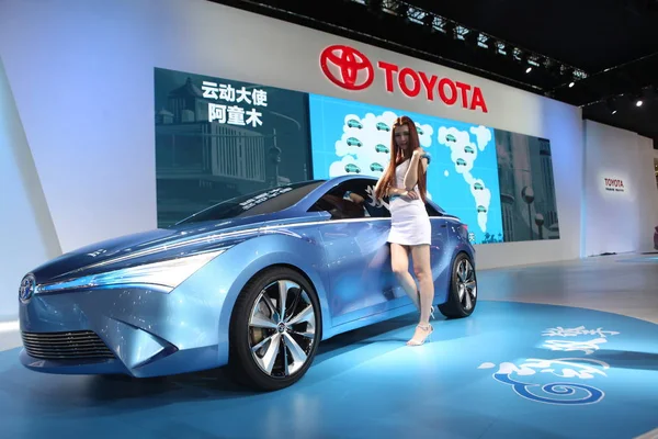 Модель Позирует Рядом Автомобилем Toyota Ev2 Время Международной Автомобильной Выставки — стоковое фото
