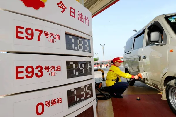 Trabalhador Chinês Abastece Carro Posto Gasolina Cidade Luoyang Centro Província — Fotografia de Stock