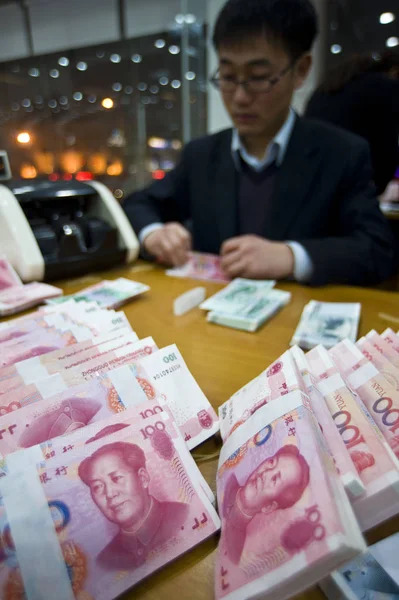 Impiegato Cinese Conta Banconote Rmb Renminbi Yuan Una Banca Nella — Foto Stock