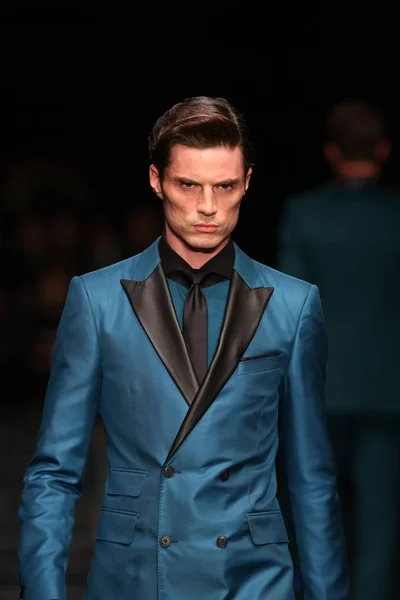 Bir Modeli Yeni Bir Yaratım Bir Defile Hugo Boss Şanghay — Stok fotoğraf