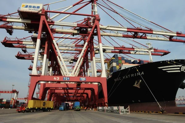 Caminhões Contentores Transporte Descarregados Navio Contentor Porto Qingdao Cidade Qingdao — Fotografia de Stock