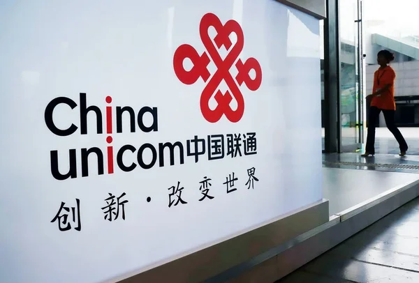 Piéton Passe Devant Une Publicité China Unicom Shanghai Chine Juin — Photo