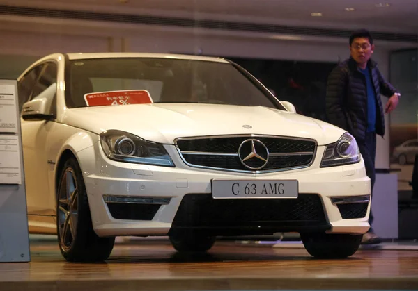 Kínai Autós Vevő Nézi Mercedes Benz C63 Amg Kereskedés Sanghajban — Stock Fotó
