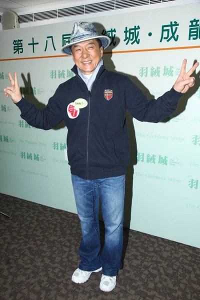 香港超级电影明星成龙抵达中国香港参加慈善活动时微笑 2013年1月2日 — 图库照片