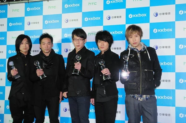 Taiwanese Rockband Mayday Vormen Hun Trofeeën Houden Tijdens Kkbox Music — Stockfoto