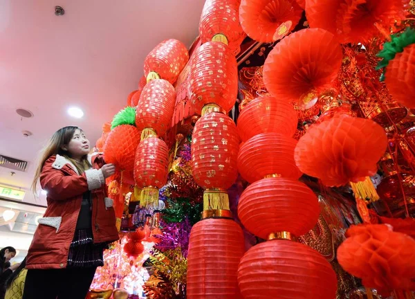 Prodavače Visí Červené Lucerny Prodeji Trhu Zboží Jarní Festival Pekingu — Stock fotografie