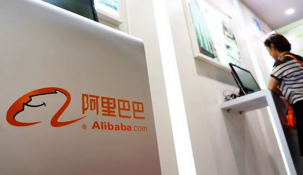 Ένας Επισκέπτης Χρησιμοποιεί Έναν Υπολογιστή Στο Περίπτερο Της Alibaba Κατά — Φωτογραφία Αρχείου