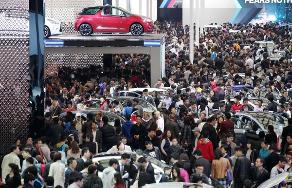Los Visitantes Agolpan Alrededor Los Automóviles Durante 15ª Exposición Internacional — Foto de Stock