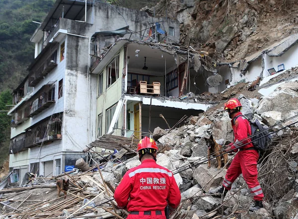 Firemen Guide Sniffer Dogs Search Survivors Site Earthquake Baoxing County — Stock Photo, Image