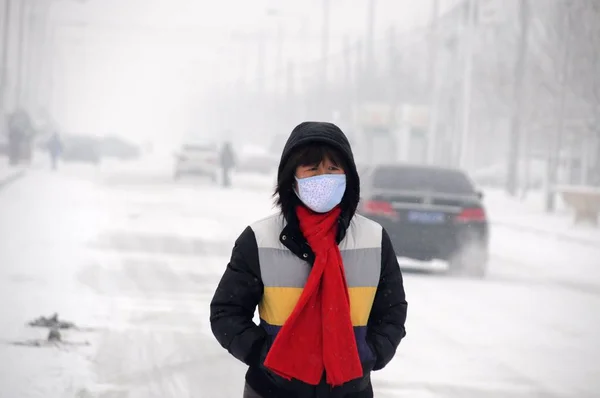 Kobieta Ubrana Maseczkę Twarzy Spacery Ciężkich Smog Mieście Bingzhou Wschodnia — Zdjęcie stockowe