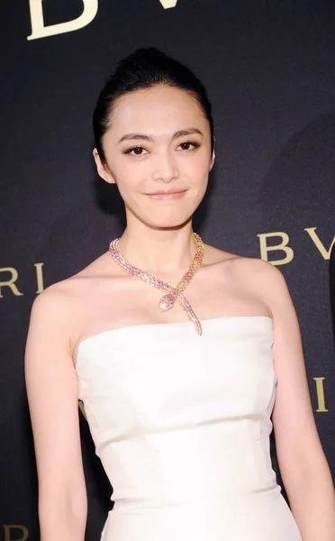 中国の女優ヤオチェン ポーズと 2013 北京でブルガリ Serpenti の点灯式のため到着彼女 — ストック写真