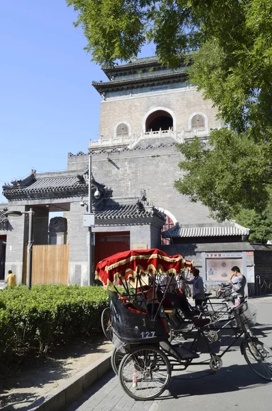 Pedicab Sürücüleri Pekin Bell Kulesi Yakınında Dinlenmek Çin Eylül 2012 — Stok fotoğraf