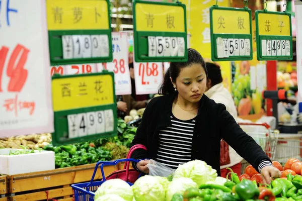 中国人客が中国東部山東省青島市のスーパーで野菜を買う 2013年3月8日 — ストック写真