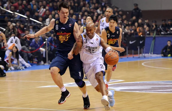 Stephon Marbury Beijing Ducks Front Right Dribbles Guangdong Southern Tigers — 图库照片