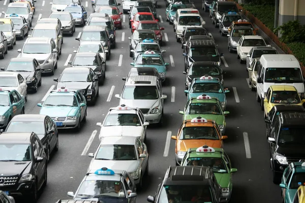 Bilar Rör Sig Långsamt Trafikstockning Yanan Road Centrala Shanghai Kina — Stockfoto