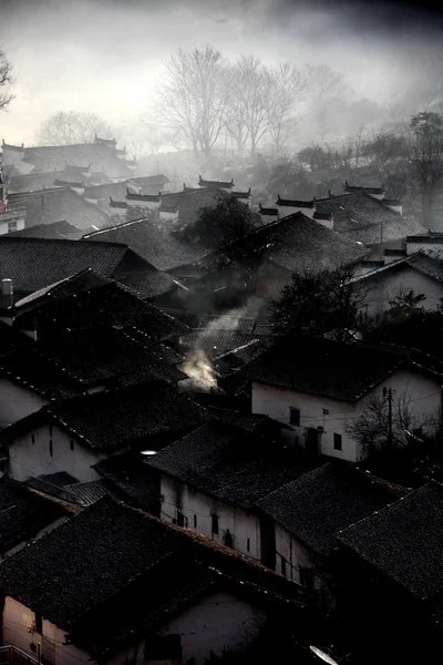 Ceața Încântătoare Acoperă Parțial Casele Din Satul Shicheng Județul Wuyuan — Fotografie, imagine de stoc