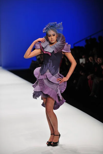 モデルは中国 北京市に北京 2013年中国大学生ファッション ウィーク中に新しい創造を表示されます 2013 — ストック写真