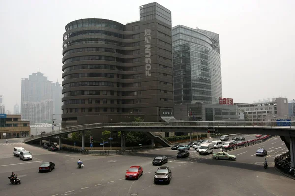 2013年5月29日 上海のFosunグループ本社ビルを通り過ぎる車 — ストック写真