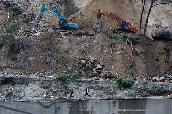 Las Excavadoras Limpian Rocas Lodo Para Abrirse Paso Sitio Deslizamiento — Foto de Stock