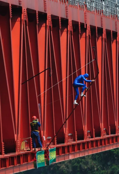 Norwegian Eskil Ronningsbakken Realiza Acrobacias Aéreas Ponte Suspensa Aizhai 330 — Fotografia de Stock