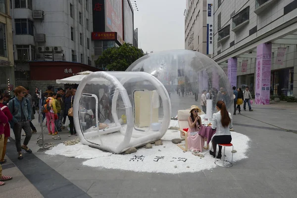 Des Mannequins Chinois Discutent Côté Une Salle Bulles Transparente Lors — Photo