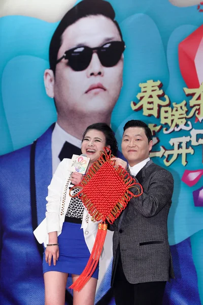 韓国歌手公園相宰 Psy 彼は上海 ドラゴン テレビで春祭テレビ ガラのため 2013 日の記者会見で中国 のホステス陳と共にポーズをとると中国コオバシギが表示されます — ストック写真