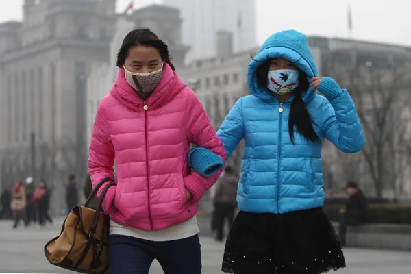 Turyści Noszenie Maski Twarz Odwiedzić Promenadę Bund Ciężkich Smog Szanghaju — Zdjęcie stockowe