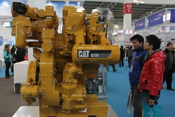 Visitors Look Caterpillar Cat C175 Diesel Engine 12Th China International — Φωτογραφία Αρχείου