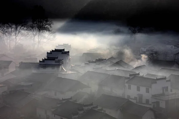 Betoverende Mist Dekt Gedeeltelijk Huizen Shicheng Village Wuyuan County Shangrao — Stockfoto