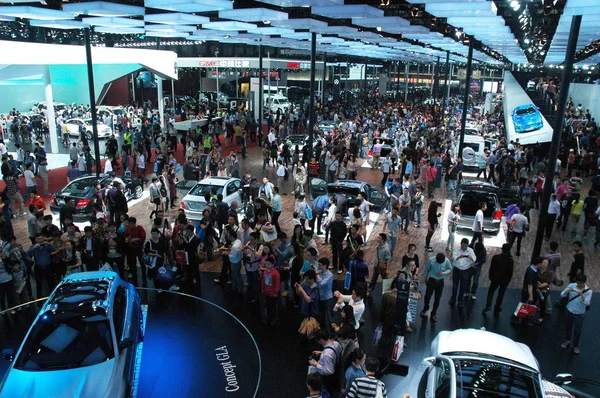 Visitantes Olham Para Carros Exibidos Stand Mercedes Benz Durante 15Th — Fotografia de Stock