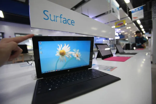 Los Compradores Chinos Prueban Las Tabletas Microsoft Surface Pro Una —  Fotos de Stock