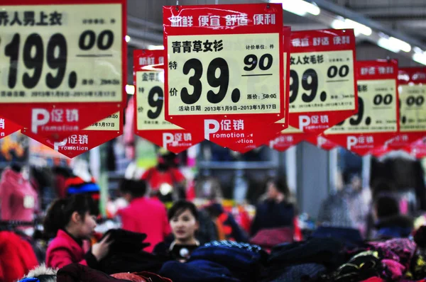 Los Compradores Compran Ropa Descuento Supermercado Condado Zouping Ciudad Binzhou —  Fotos de Stock