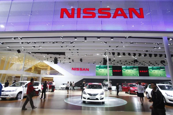 Soubor Návštěvníci Podívat Vozy Nissan Během Čína Guangzhou Mezinárodní Automobilové — Stock fotografie