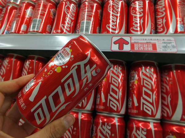 Zákazník Koupí Coca Colu Supermarketu Městě Yichang Střední Provincii Chinas — Stock fotografie