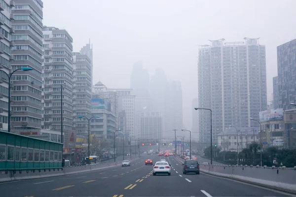 Widok Budynków Ciężkich Smog Szanghaju Chiny Styczeń 2013 — Zdjęcie stockowe