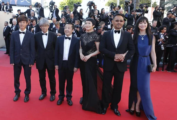 に触れる映画のキャスト メンバーは 2013 日カンヌ フランス のカンヌ国際映画祭の閉会式の到着は 赤いカーペットの上ポーズします — ストック写真