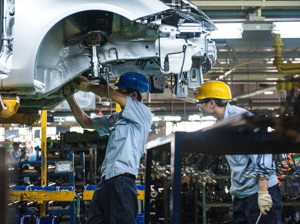 Lavoratori File Cinesi Assemblano Automobili Sulla Catena Montaggio Presso Stabilimento — Foto Stock