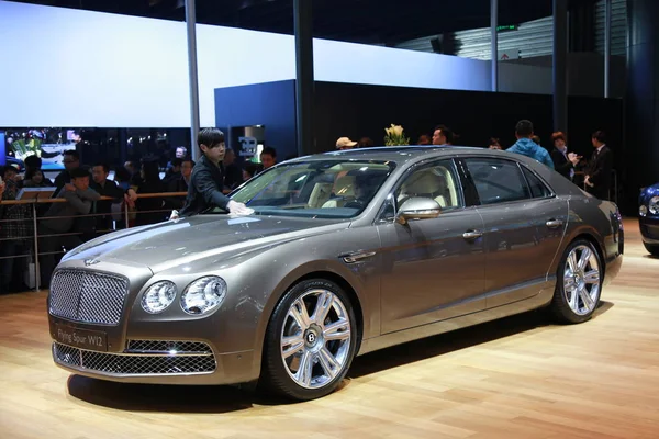 Funcionário Chinês Limpa Bentley Flying Spur W12 Durante 15Th Shanghai — Fotografia de Stock