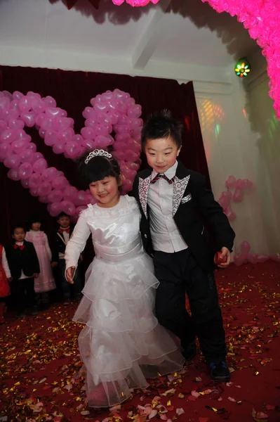 2013年1月11日 在中国中部河南省郑州市一所幼儿园 男孩和女孩参加集体婚礼 — 图库照片