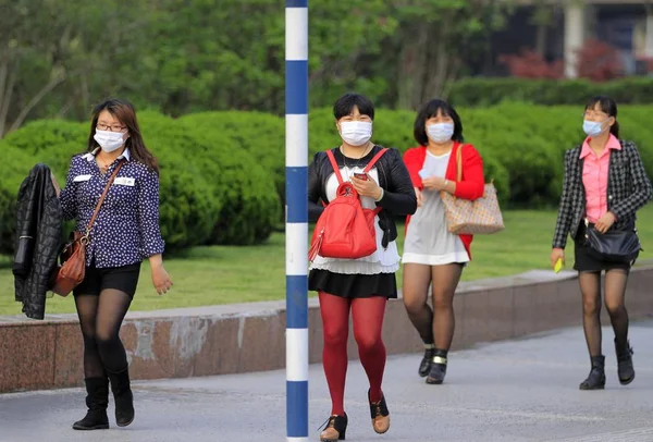 Young Chinese Women Wearing Face Masks H7N9 Avian Flu Walk — Stockfoto