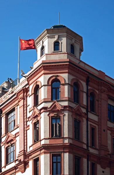 Μια Κινεζική Σημαία Φτερουγίζει Στον Τελευταίο Όροφο Του Ξενοδοχείου Ειρήνης — Φωτογραφία Αρχείου