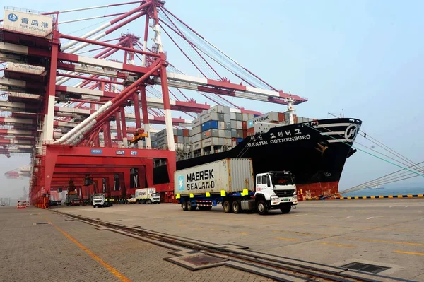 Vrachtwagens Vervoeren Containers Gelost Uit Een Containerschip Haven Van Qingdao — Stockfoto