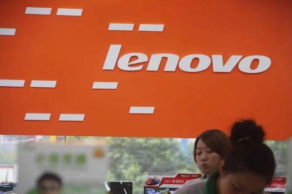 Les Clients Chinois Essaient Les Ordinateurs Lenovo Dans Magasin Dans — Photo