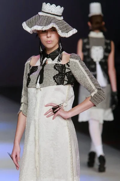 Modell Visar Skapelse Ungdom Mode Design Contest Hong Kong Modeveckan — Stockfoto
