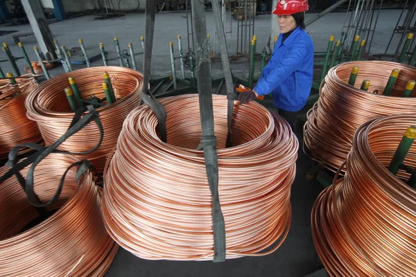 File Trabajador Fábrica China Eleva Bobinas Tubos Cobre Una Planta — Foto de Stock