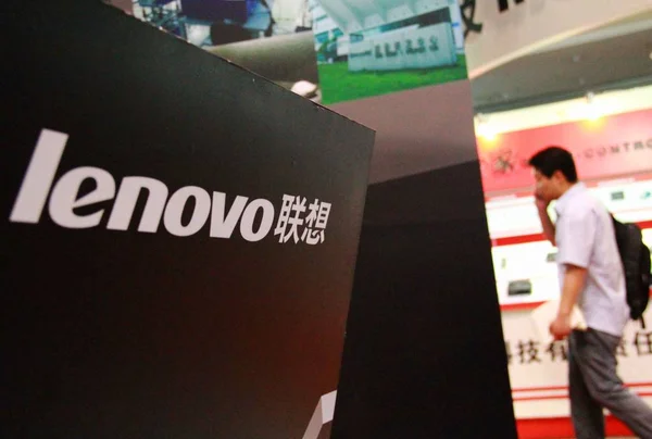 File Відвідувач Проходить Повз Стенд Lenovo Під Час Виставки Пекіні — стокове фото