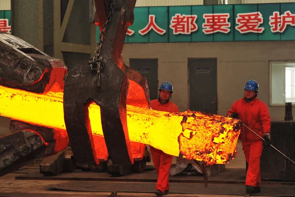 Trabajadores Chinos Monitorean Producción Acero Una Planta Dongbei Special Steel — Foto de Stock